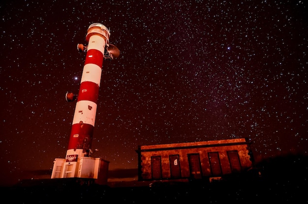 Cielo notturno Immagine di una torre del faro