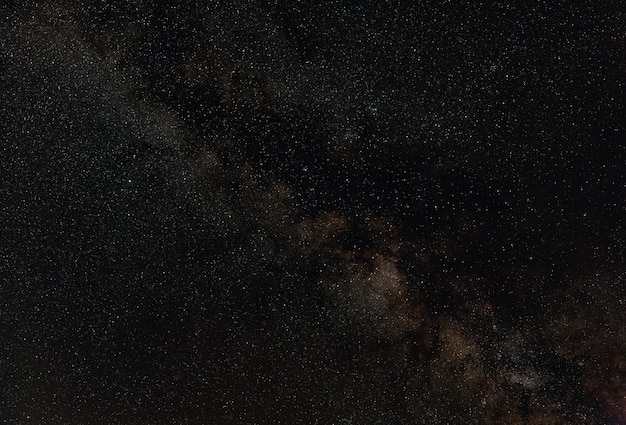 Cielo notturno, molte stelle con la via lattea intorno all'Aquila e alla costellazione Scutum visibile. Foto impilata a lunga esposizione