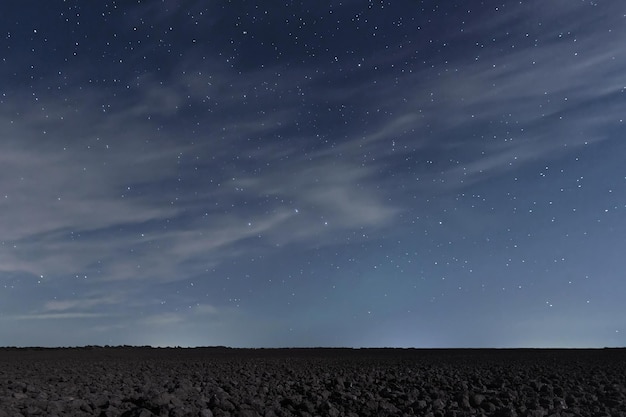 Cielo notturno nuvoloso con stelle. Sfondo notturno. Cielo notturno.