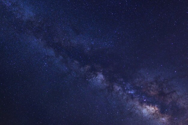 Cielo notturno stellato e galassia della Via Lattea con stelle e polvere spaziale nell&#39;universo