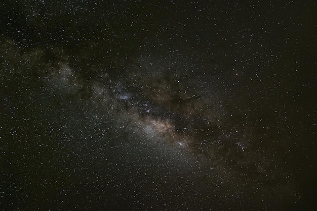 Cielo notturno stellato galassia della Via Lattea con stelle e polvere spaziale nell'universo