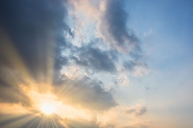 Cielo, nuvole e luce solare