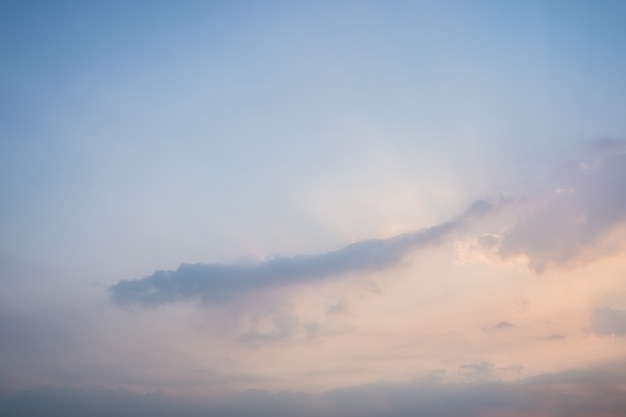 Cielo, nuvole e luce solare