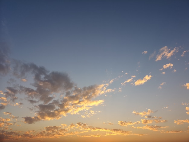 Cielo nuvole e tramonto