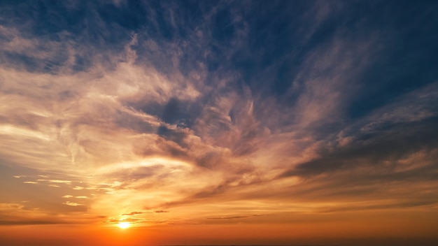 Cielo nuvoloso al tramonto in Moldavia. Sole luminoso