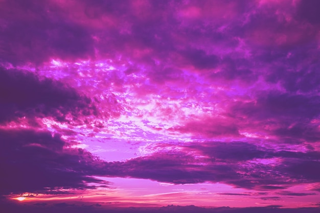 Cielo nuvoloso al tramonto. Trama del cielo. Sfondo astratto della natura