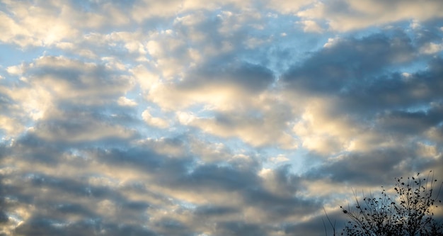 cielo nuvoloso al tramonto. tramonto bellissimo