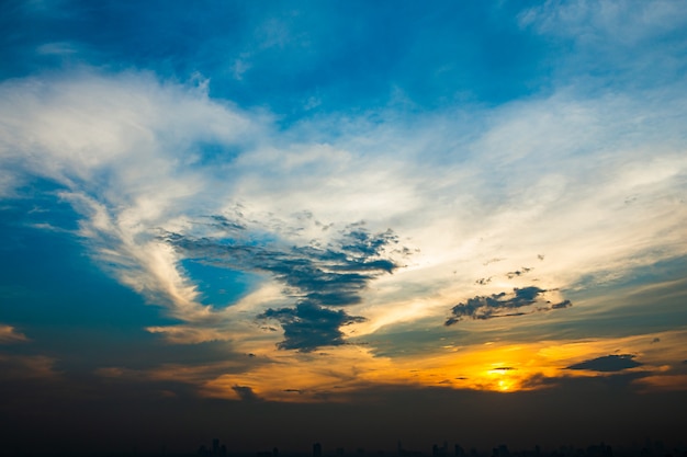 Cielo nuvoloso al tramonto