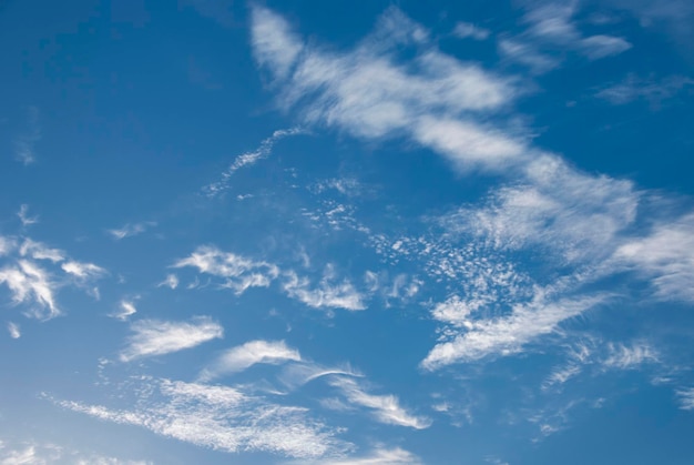 Cielo nuvoloso alla luce del giorno