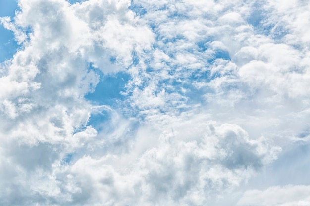 Cielo nuvoloso blu in una giornata di sole. Spazio per il testo. Sfondo.