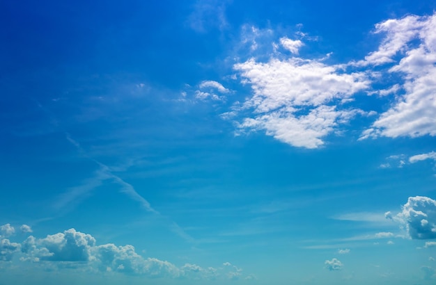 Cielo nuvoloso blu naturale Priorità bassa della natura dell'estratto di struttura del cielo