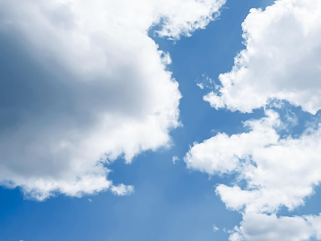 Cielo nuvoloso blu soleggiato come sfondo astratto bellezza nel design della natura