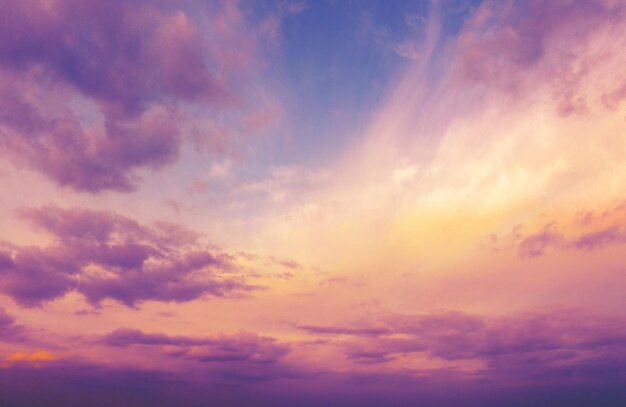 Cielo nuvoloso colorato al tramonto colore gradiente consistenza del cielo sfondo naturale astratto