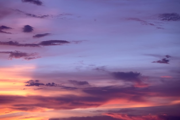 Cielo nuvoloso colorato al tramonto con gradiente di colore rosa blu e arancione