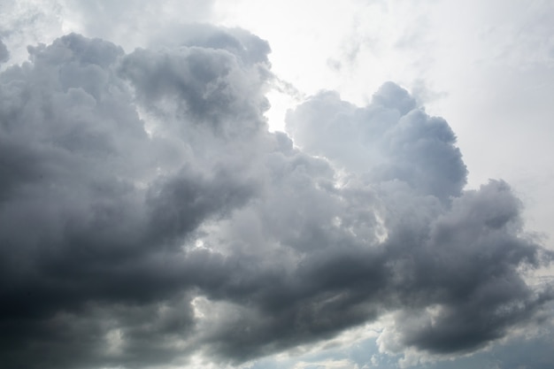 Cielo nuvoloso con pesanti nuvole grigie