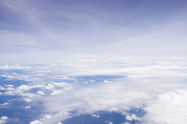 Cielo nuvoloso dalla finestra vista aereo. Natura e sfondo astratto.