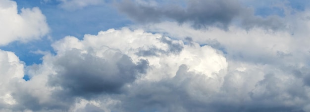 Cielo nuvoloso drammatico con nuvole ricci bianche e grigie