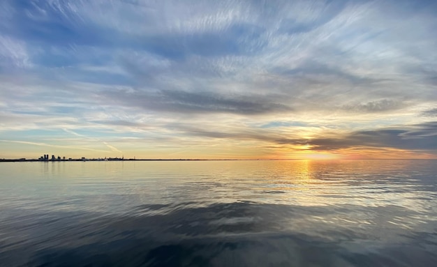 cielo nuvoloso drammatico dorato al tramonto sul mare