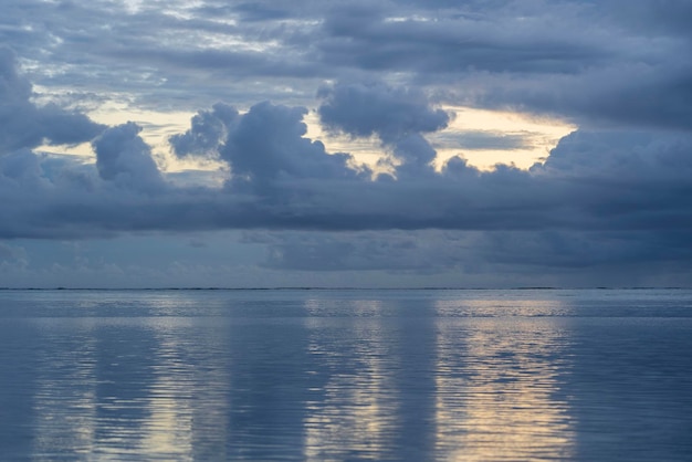 Cielo nuvoloso durante l'alba e l'acqua di mare sull'isola di Zanzibar Tanzania Africa