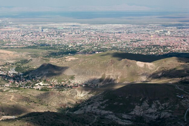 Cielo nuvoloso e vista della città di Konya