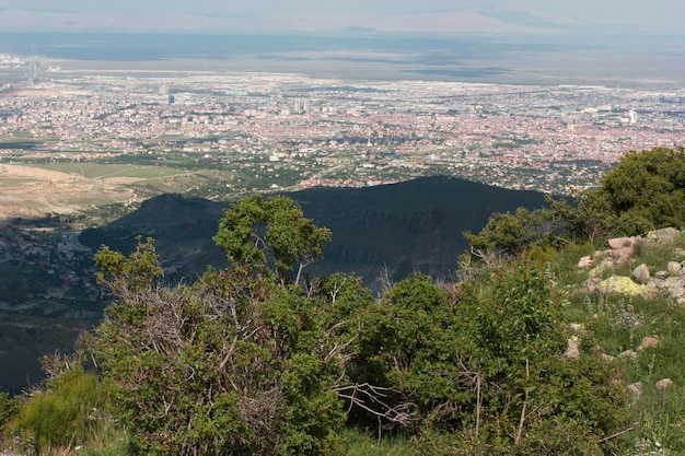 Cielo nuvoloso e vista della città di Konya