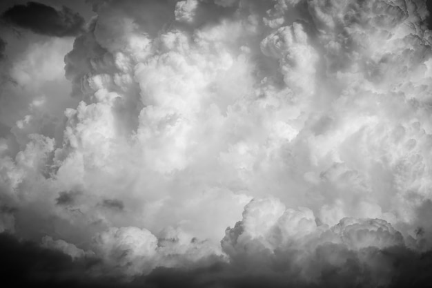 Cielo nuvoloso in bianco e nero prima della pioggiaxA