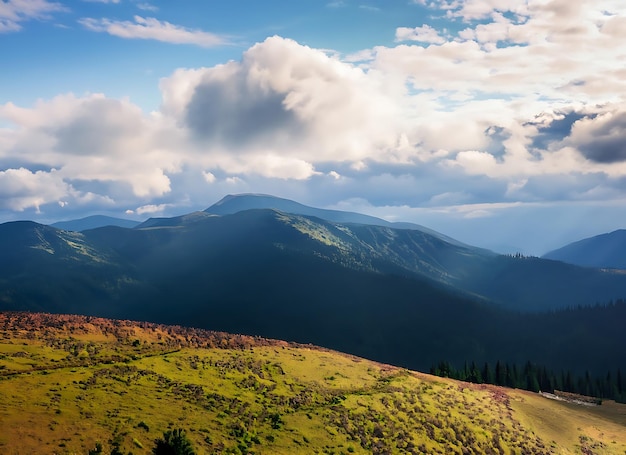 Cielo nuvoloso Montagne maestose dei Carpazi Paesaggio bellissimo Vista mozzafiato