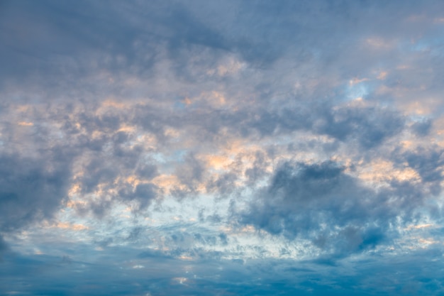 Cielo nuvoloso, nuvole cupe.