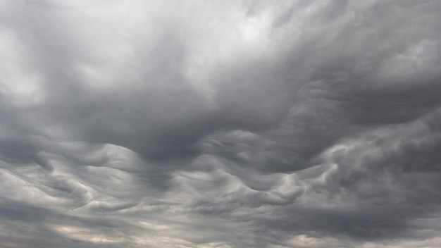 Cielo nuvoloso piovoso