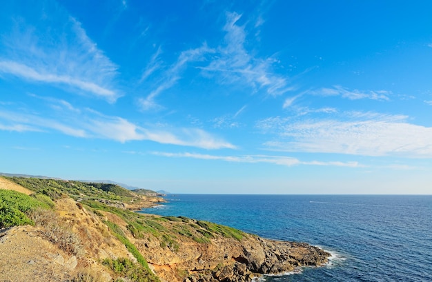 Cielo nuvoloso sopra il litorale roccioso di Alghero Sardegna