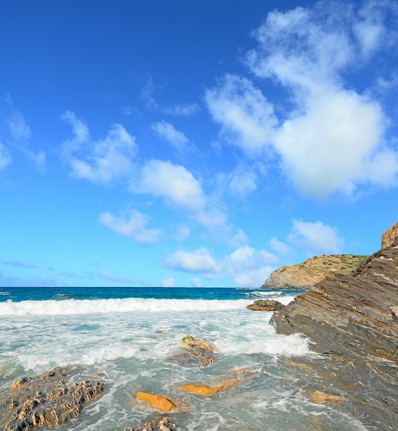 Cielo nuvoloso sopra la costa rocciosa dell'Argentiera Sardegna