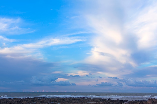 Cielo nuvoloso. spiaggia rocciosa cielo con nuvole