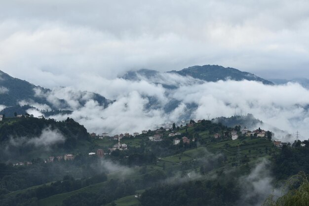 Cielo nuvoloso su colline e montagne