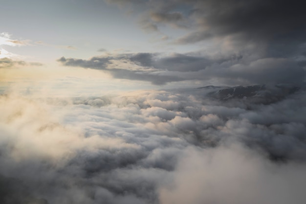 Cielo nuvoloso su sfondo di montagne