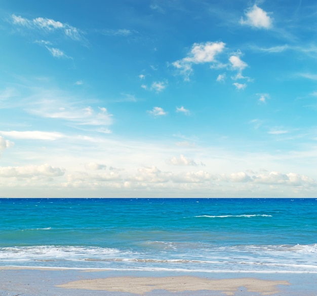 Cielo nuvoloso su una spiaggia di sabbia bianca