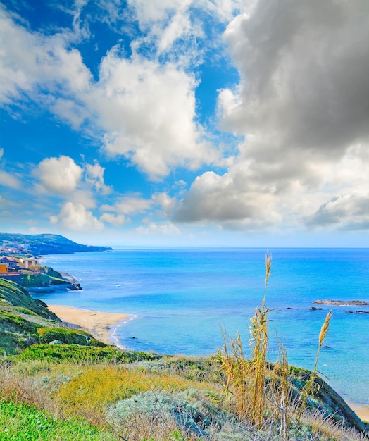 Cielo nuvoloso sul litorale di Lu Bagnu Sardegna