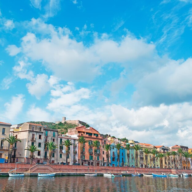 Cielo nuvoloso sul lungofiume di Bosa