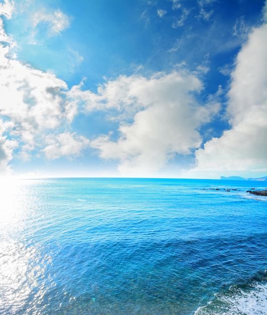 Cielo nuvoloso sul mare blu di Alghero Sardegna