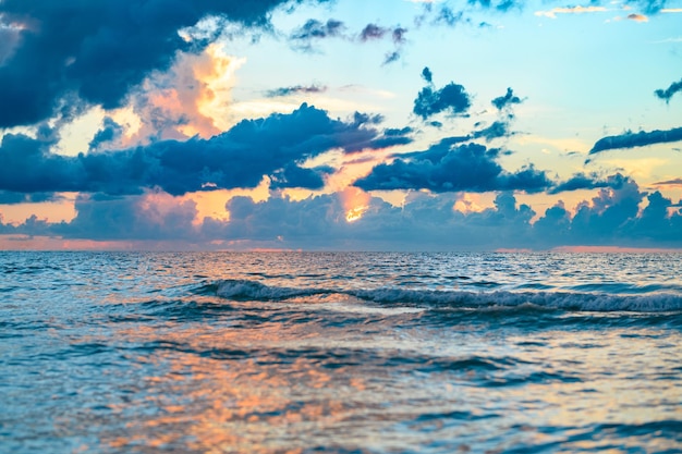 Cielo nuvoloso sull'alba al tramonto sul mare sulla spiaggia dell'oceano Paesaggio al tramonto nel cielo dopo il tramonto Alba con nuvole di diversi colori contro il cielo e il mare