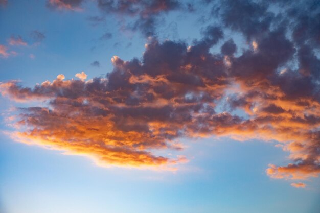 Cielo nuvoloso variopinto al tramonto Priorità bassa astratta della natura di struttura del cielo