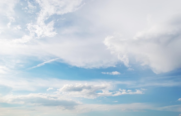 Cielo panoramico con nuvole bianche