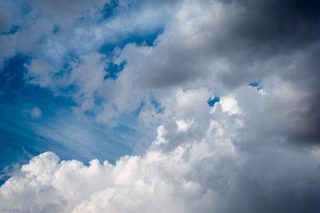 Cielo pieno di belle nuvole bianche