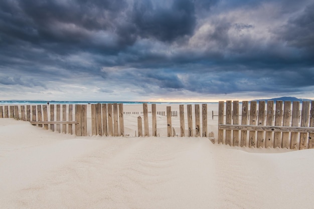 Cielo prima della tempesta in spiaggia dall'oceano in Spagna