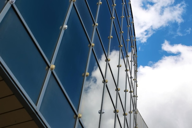 Cielo riflesso nell'edificio per uffici