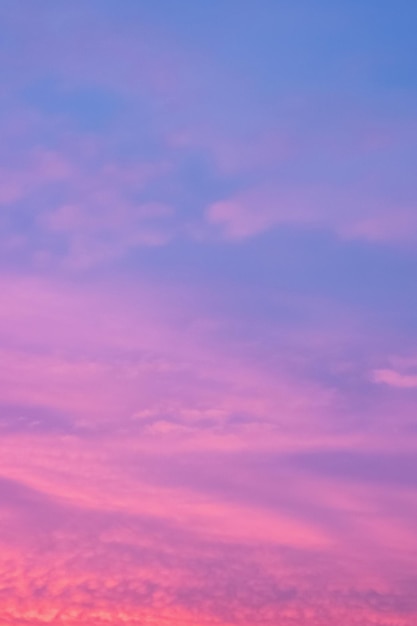 Cielo rosa al tramonto con nuvole luminose illuminate dal sole basso