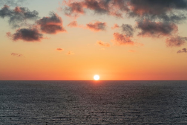 Cielo rosa al tramonto e il tramonto sul Mar Baltico Svetlogorsk regione di Kaliningrado Russia