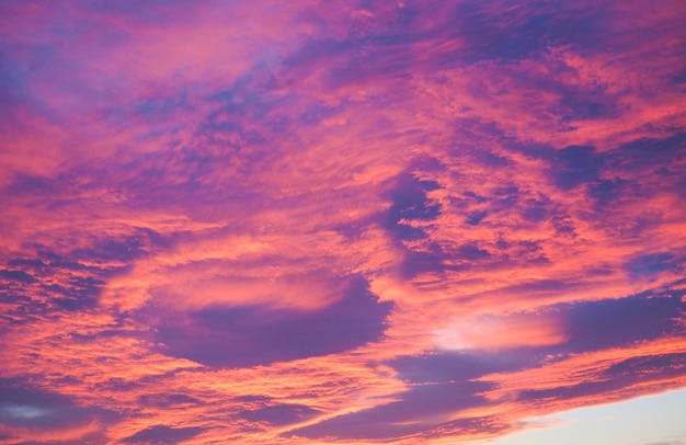 Cielo rosso al tramonto