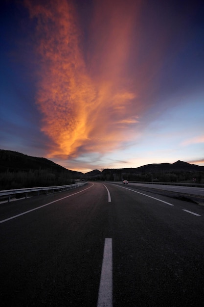 Cielo rosso e autostrada Tramonto