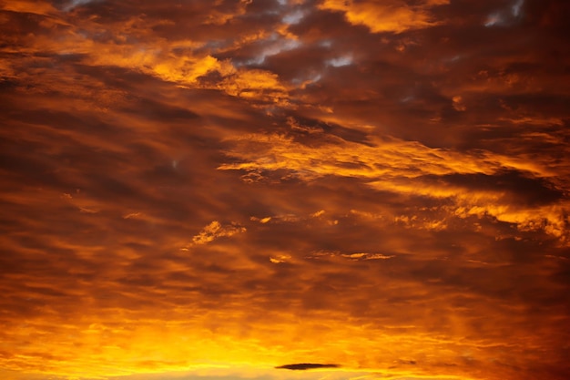 Cielo scuro al tramonto