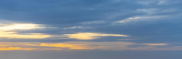 Cielo scuro con nuvole blu al tramonto